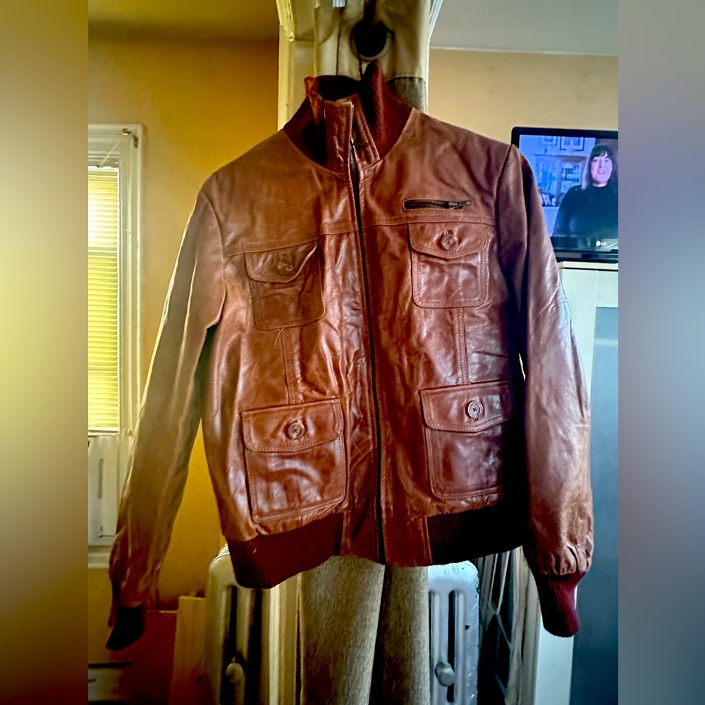 Women’s Leather bomber jacket in very good condition!